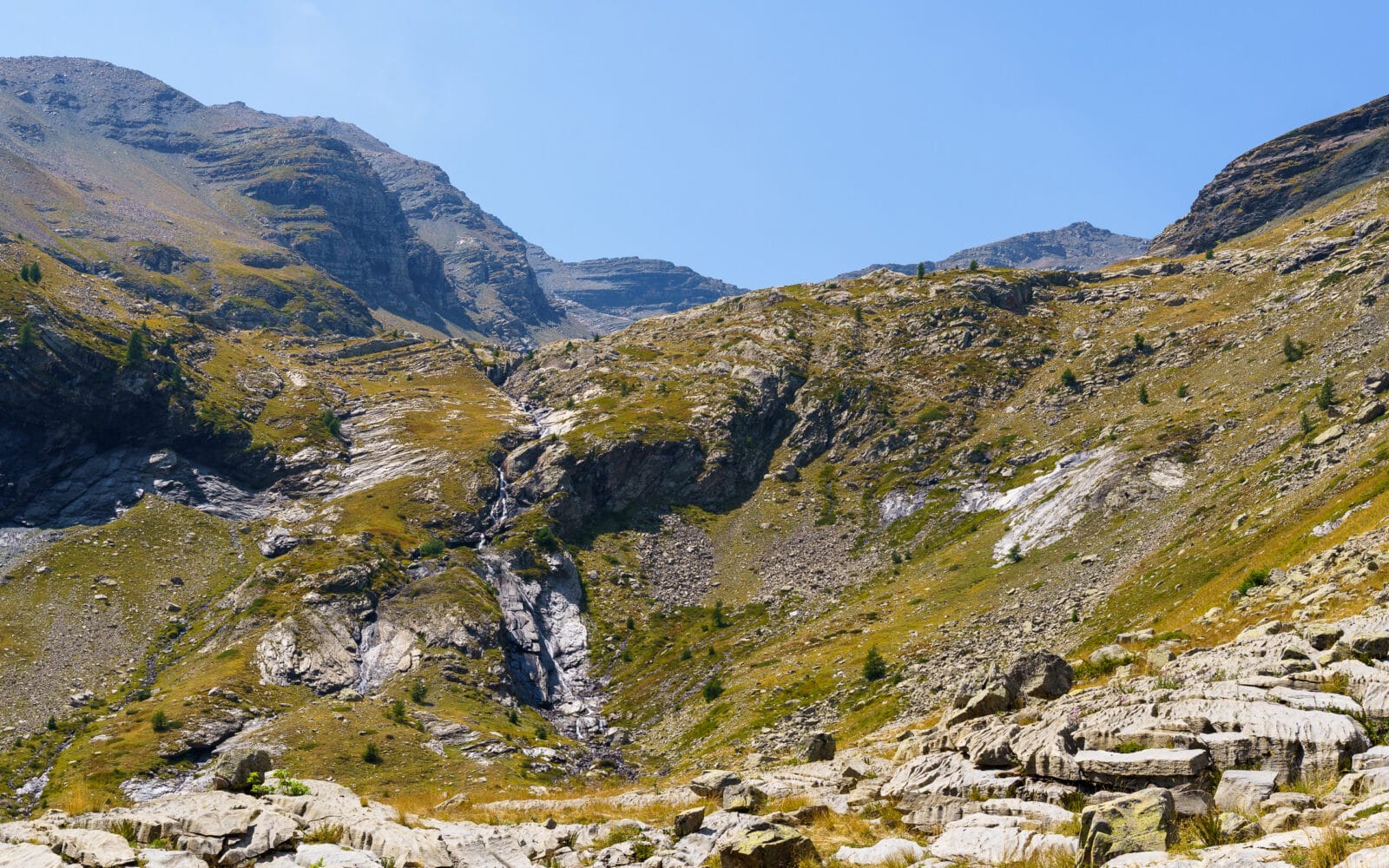 Waterval over een ruige berghelling bij Freissinières