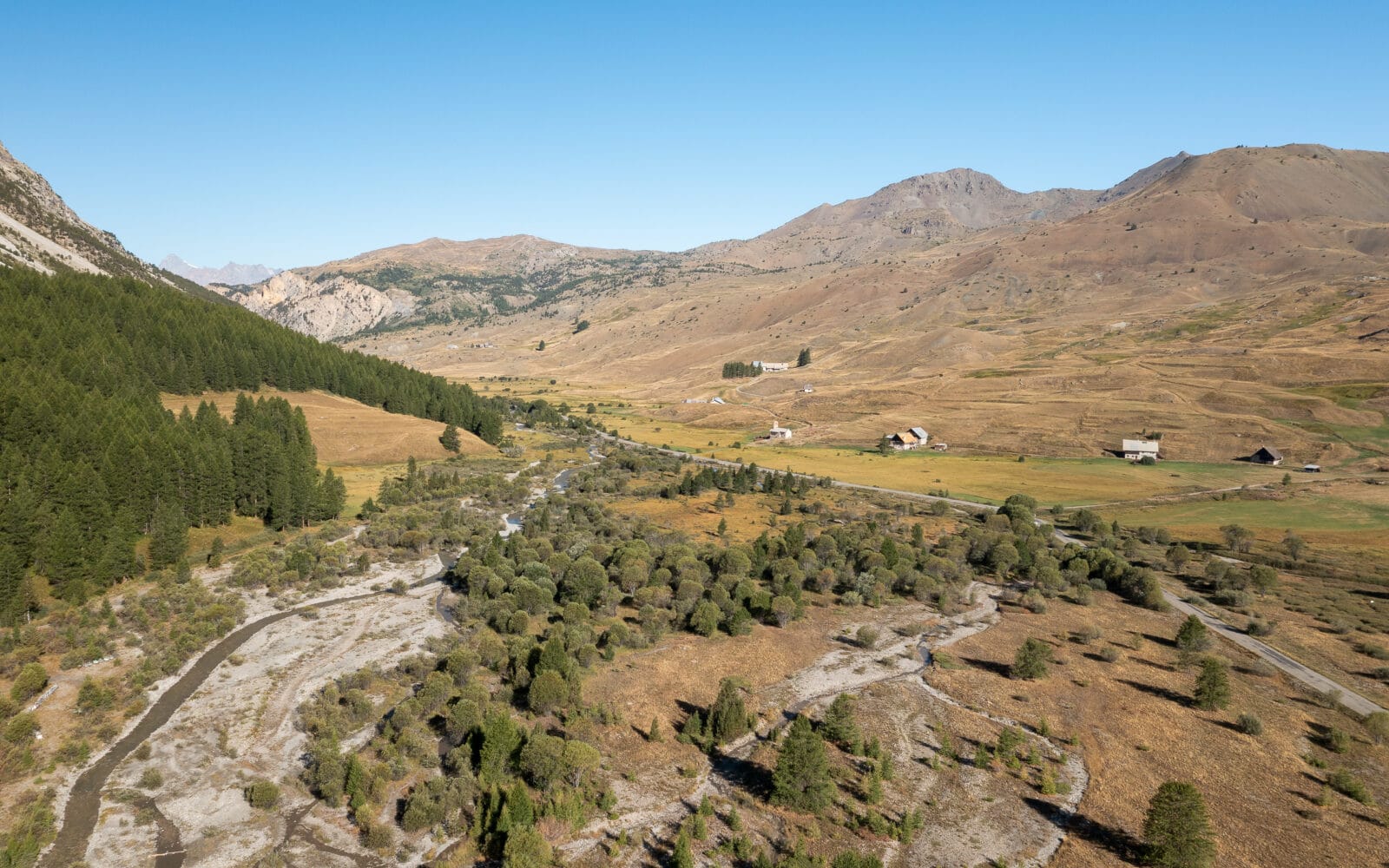 Bergdal met een kronkelende rivier bij Cervières, van boven
