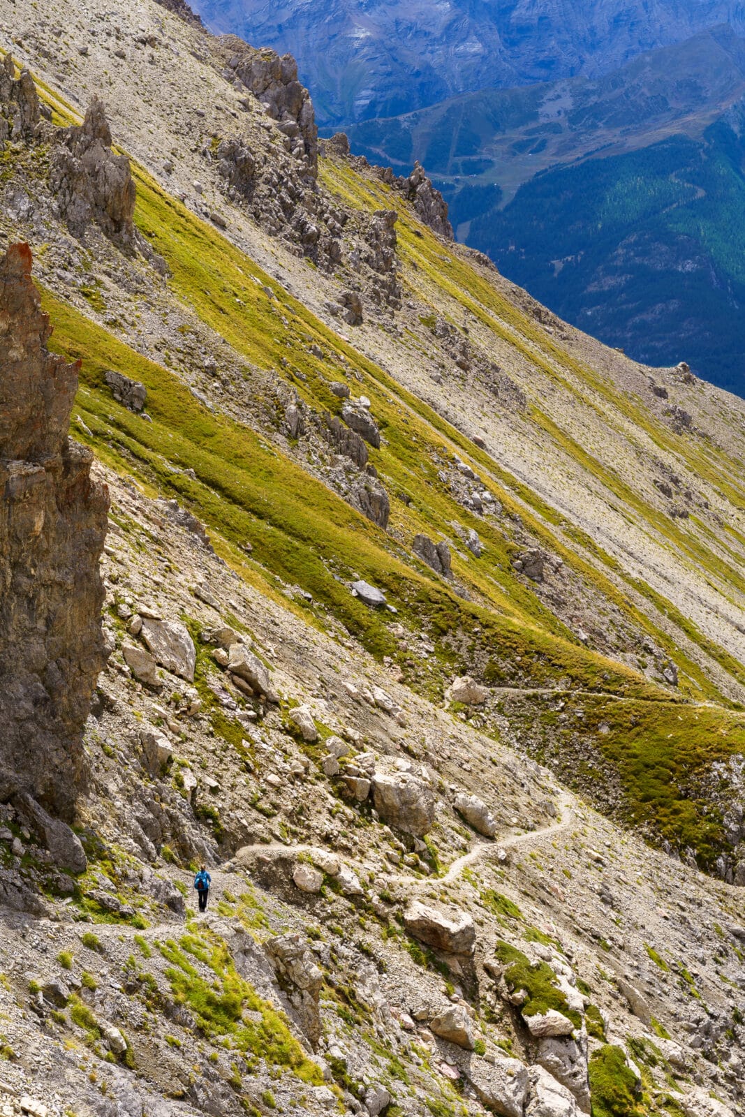 Wandelaarster op een steil bergpad bij Vallouise-Pelvoux