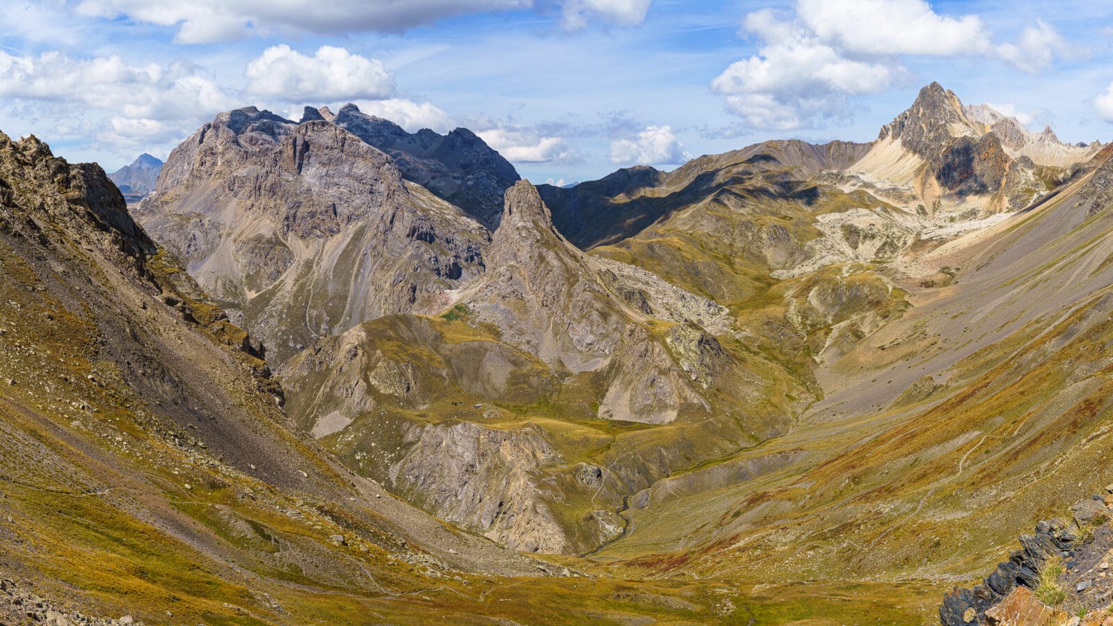 Bergdal onder een bewolkte hemel bij Le Monêtier-les-Bains