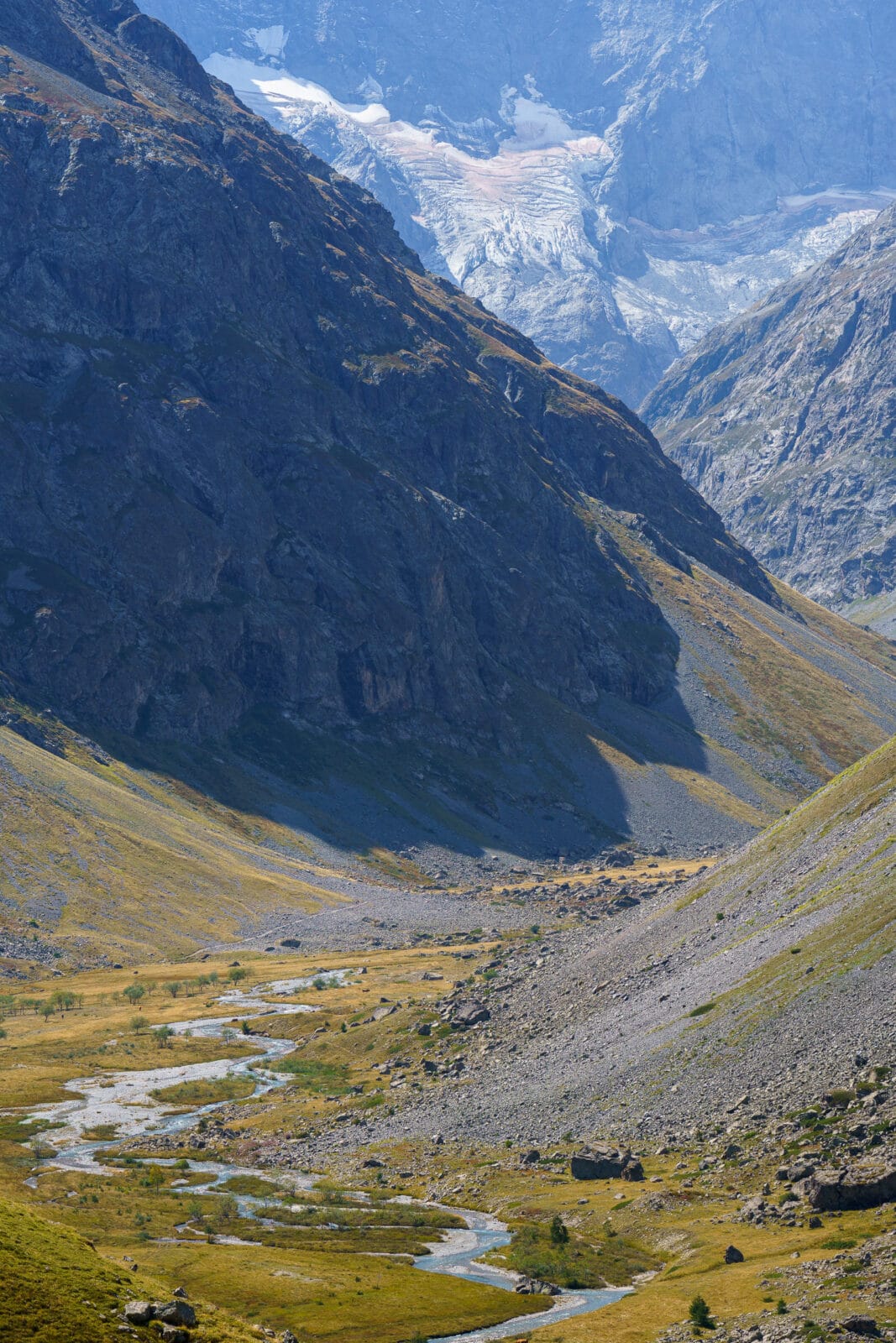 Zonlicht over het rivierdal bij Villar-d'Arêne