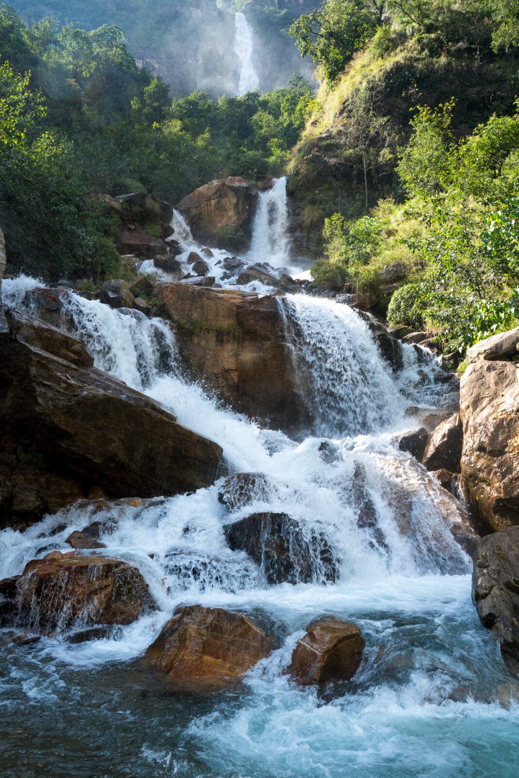 Waterval over bemoste rotsen bij Khorlabesi in de Budhi Gandaki-vallei