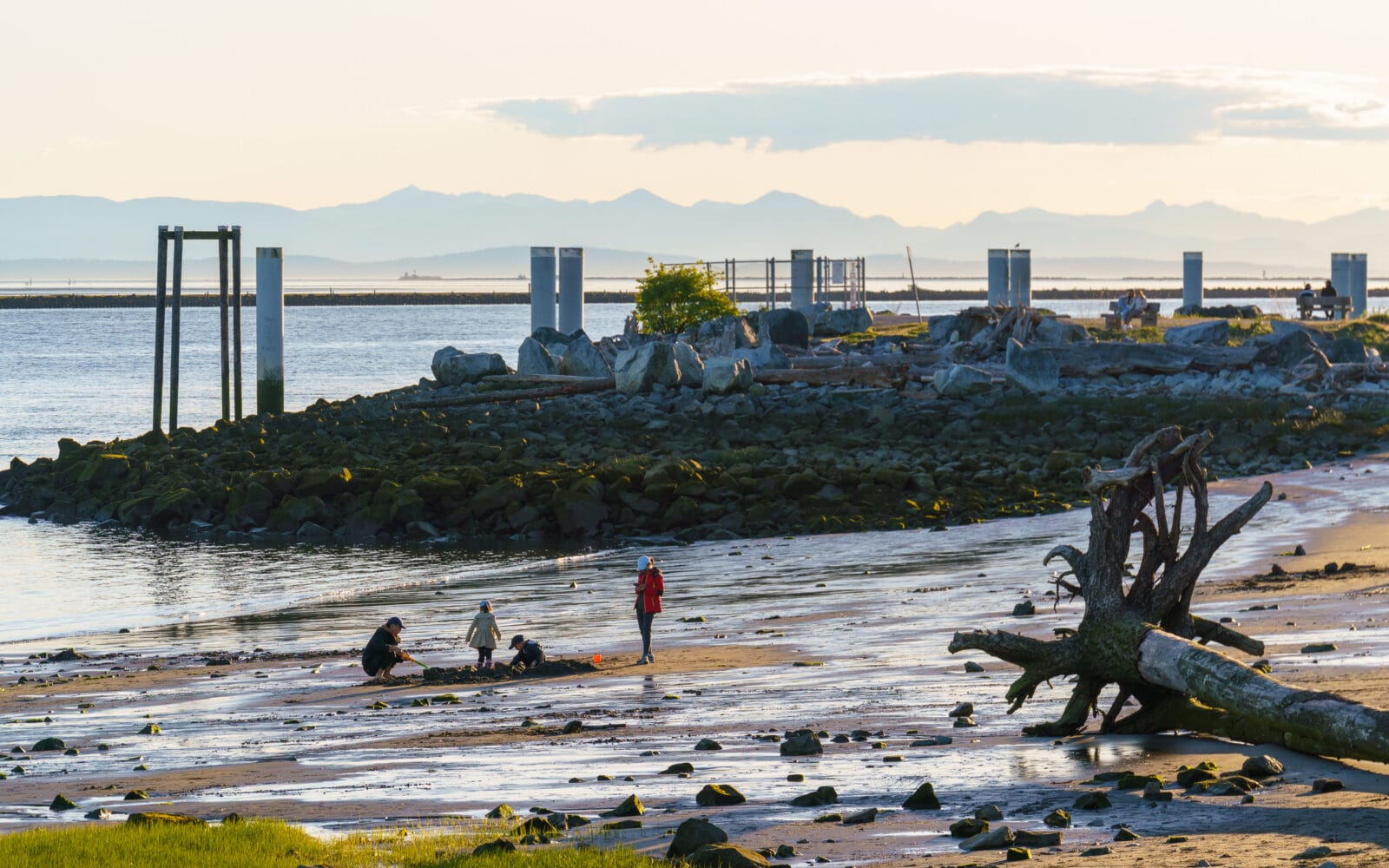 Laag water op het strand van Garry Point Park in Steveston