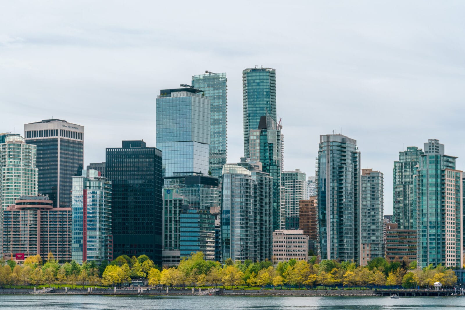 De skyline van Coal Harbour gezien vanaf Stanley Park, Vancouver