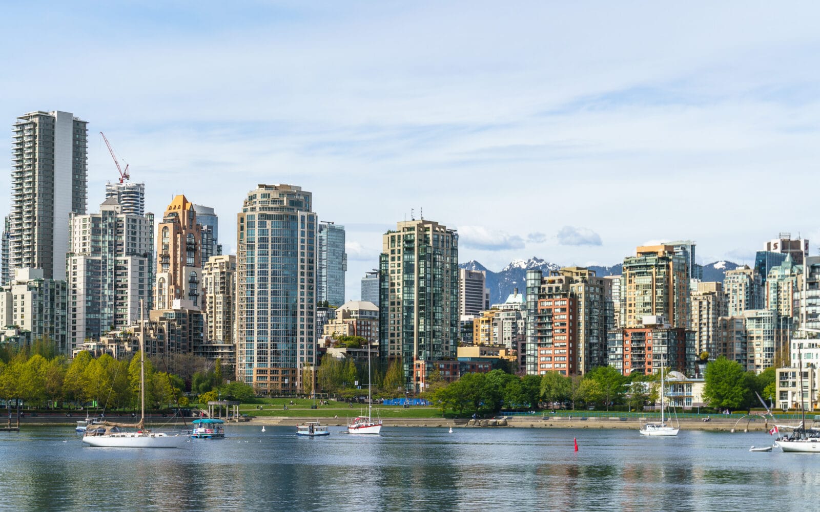 Zeilboten en de skyline van Vancouver aan False Creek