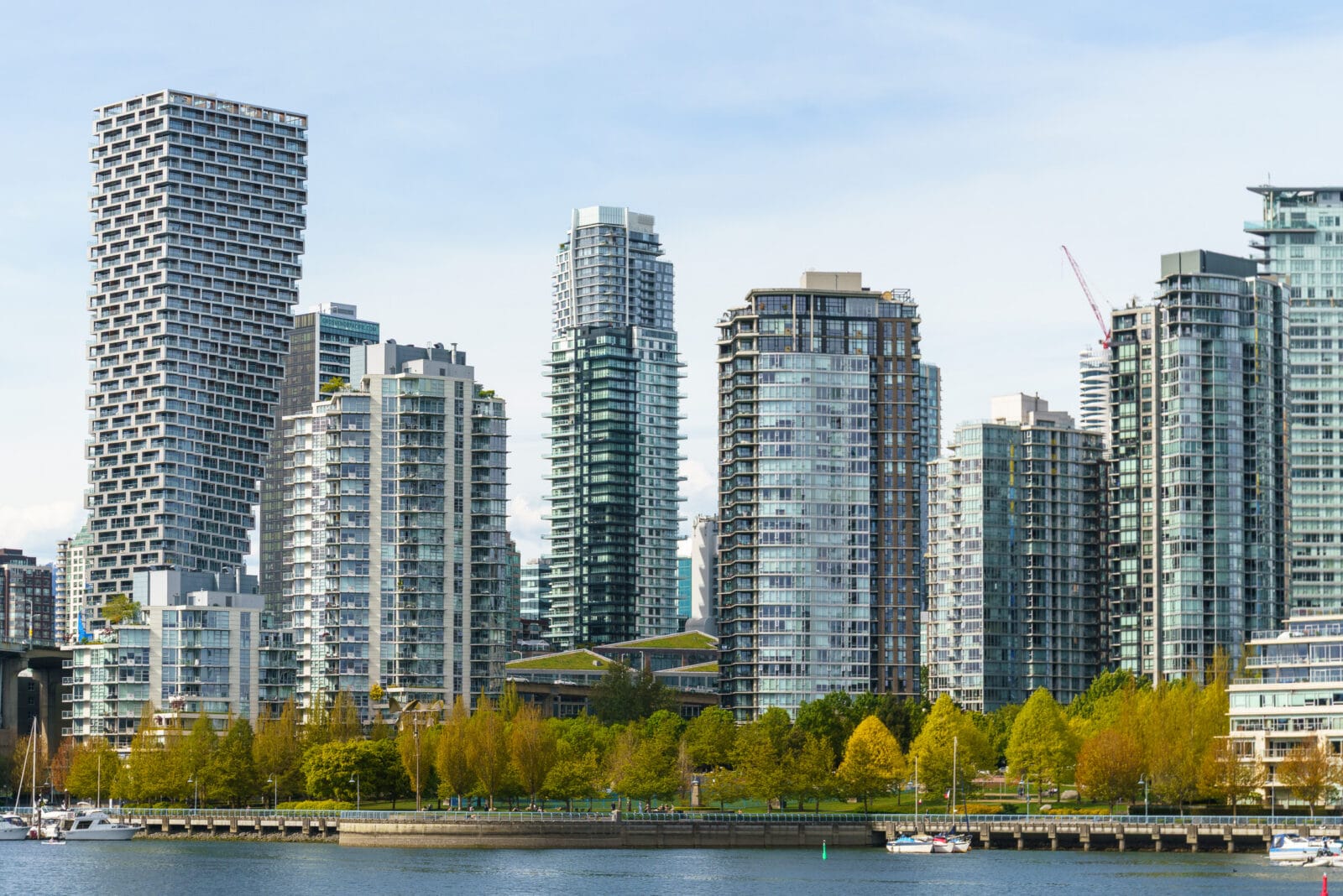 Vancouver House boven de woontorens aan de noordoever van False Creek