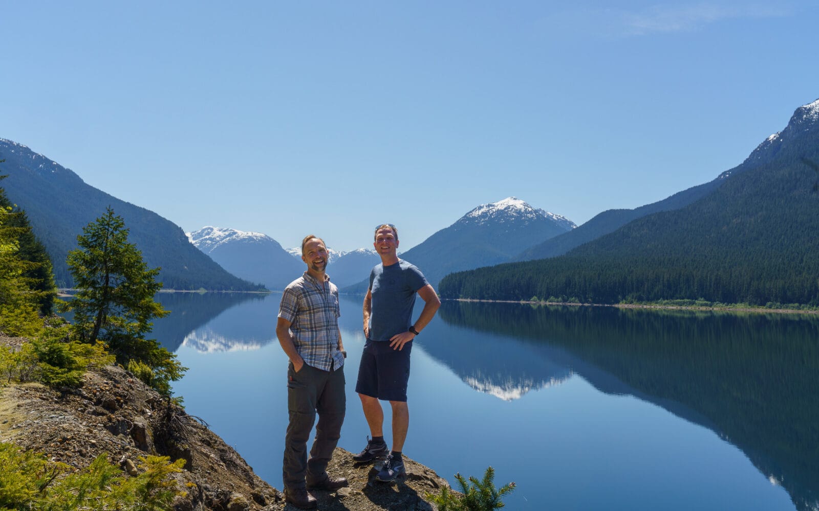 Twee wandelaars kijken uit over Buttle Lake in Strathcona Provincial Park