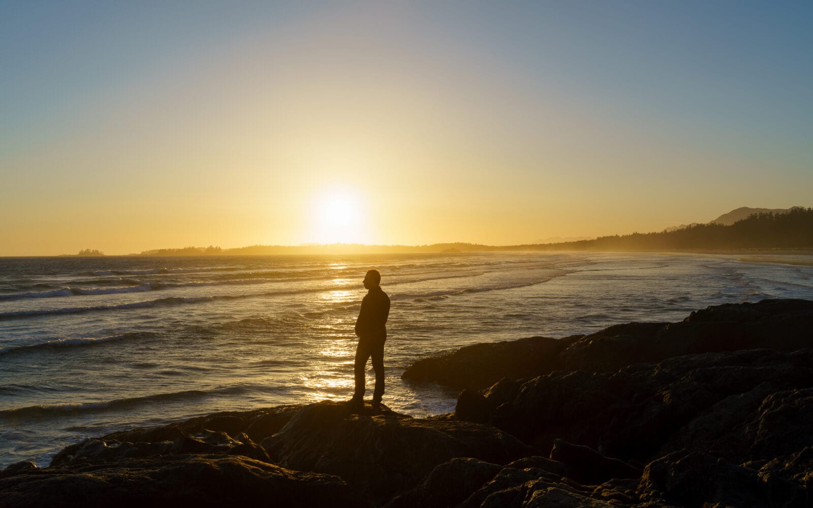 Zonsondergang boven de branding van Long Beach, Pacific Rim National Park