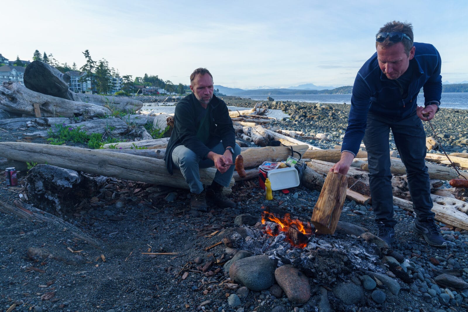 Koken boven een kampvuur op het strand bij Campbell River