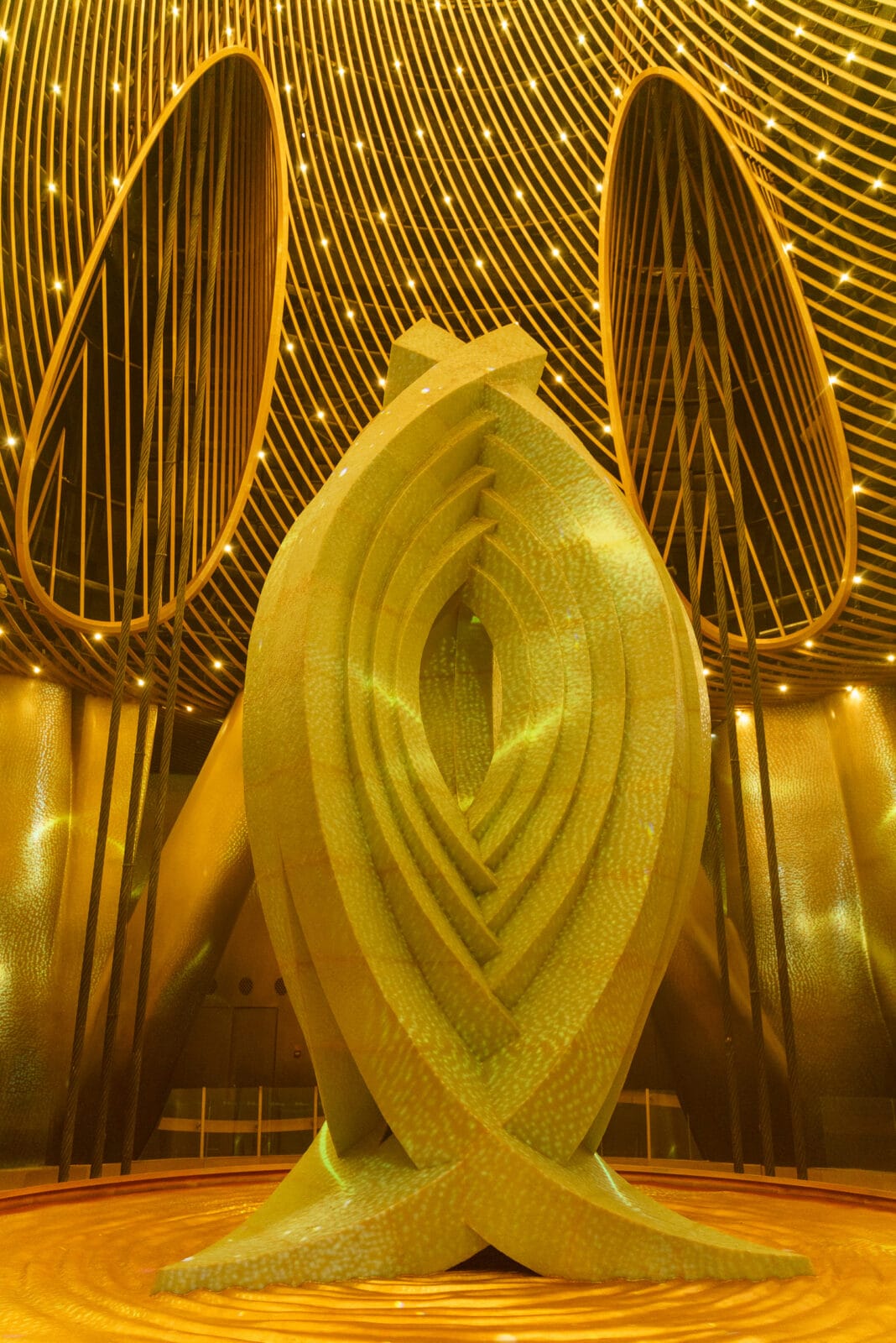Gouden ovale sculpturen onder het vergulde gewelf in de Shanghai Tower, Lujiazui