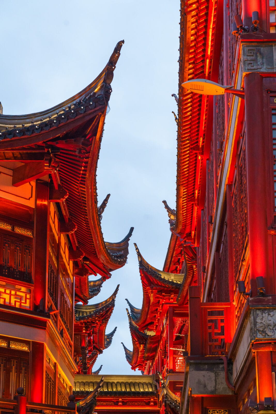 Rood verlichte pagodedaken van de Yuyuan-bazaar bij schemer, Shanghai