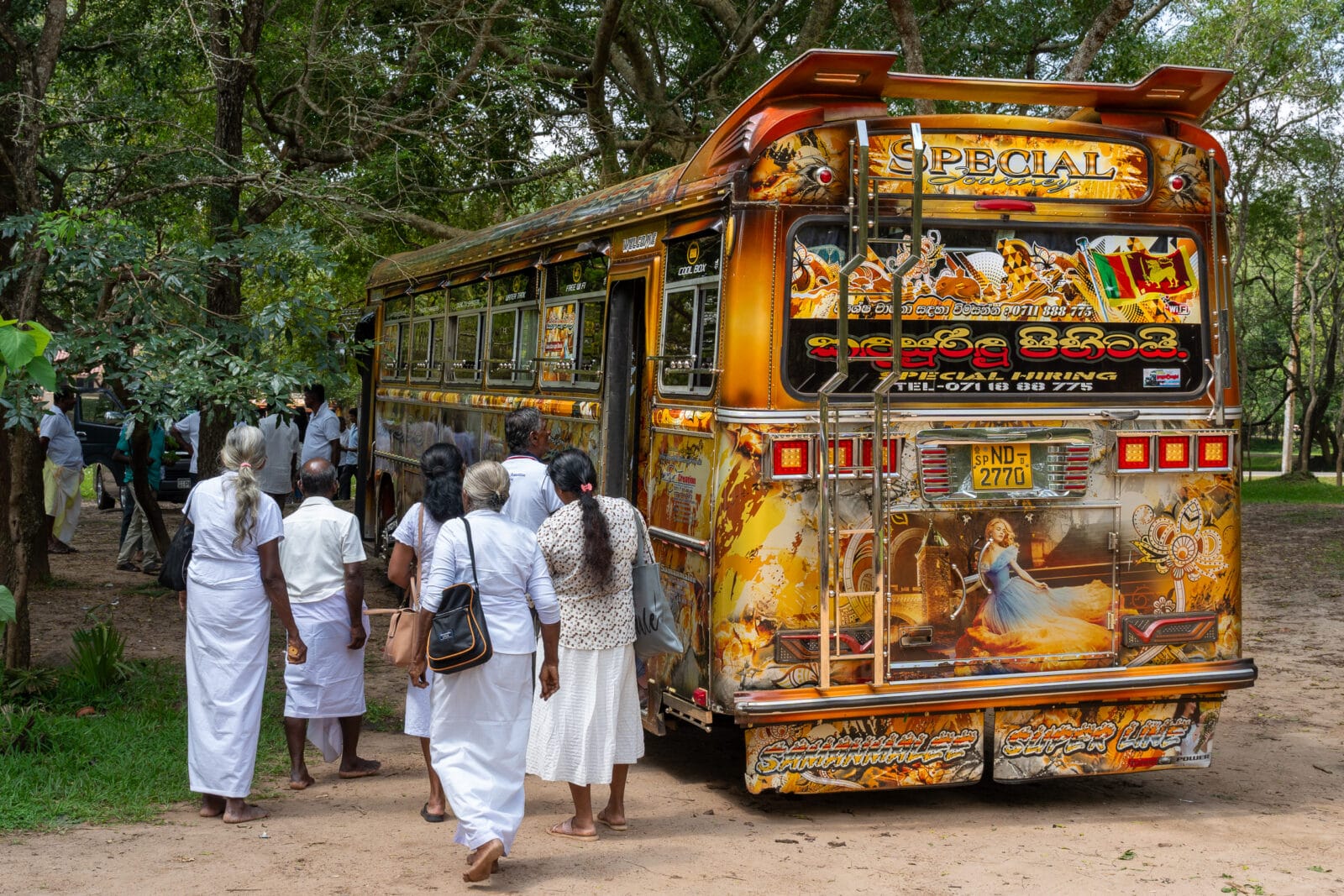 Versierde bus wacht op passagiers bij Anuradhapura