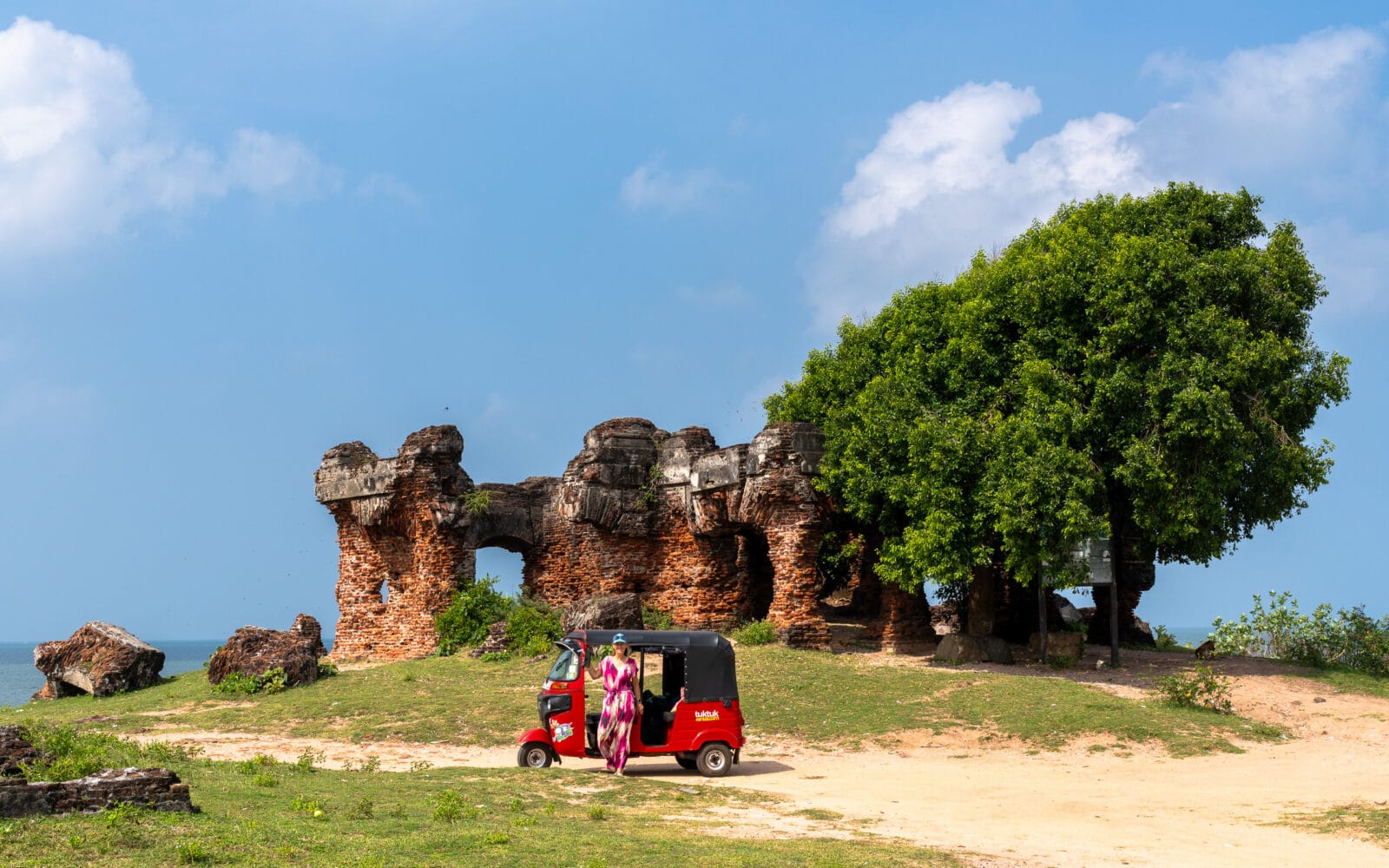Rode tuktuk bij de ruïne van de Doric aan zee, Arippu