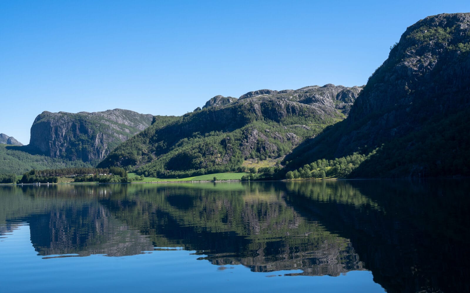 De bergen weerspiegeld in het spiegelgladde meer bij Bjerkreim