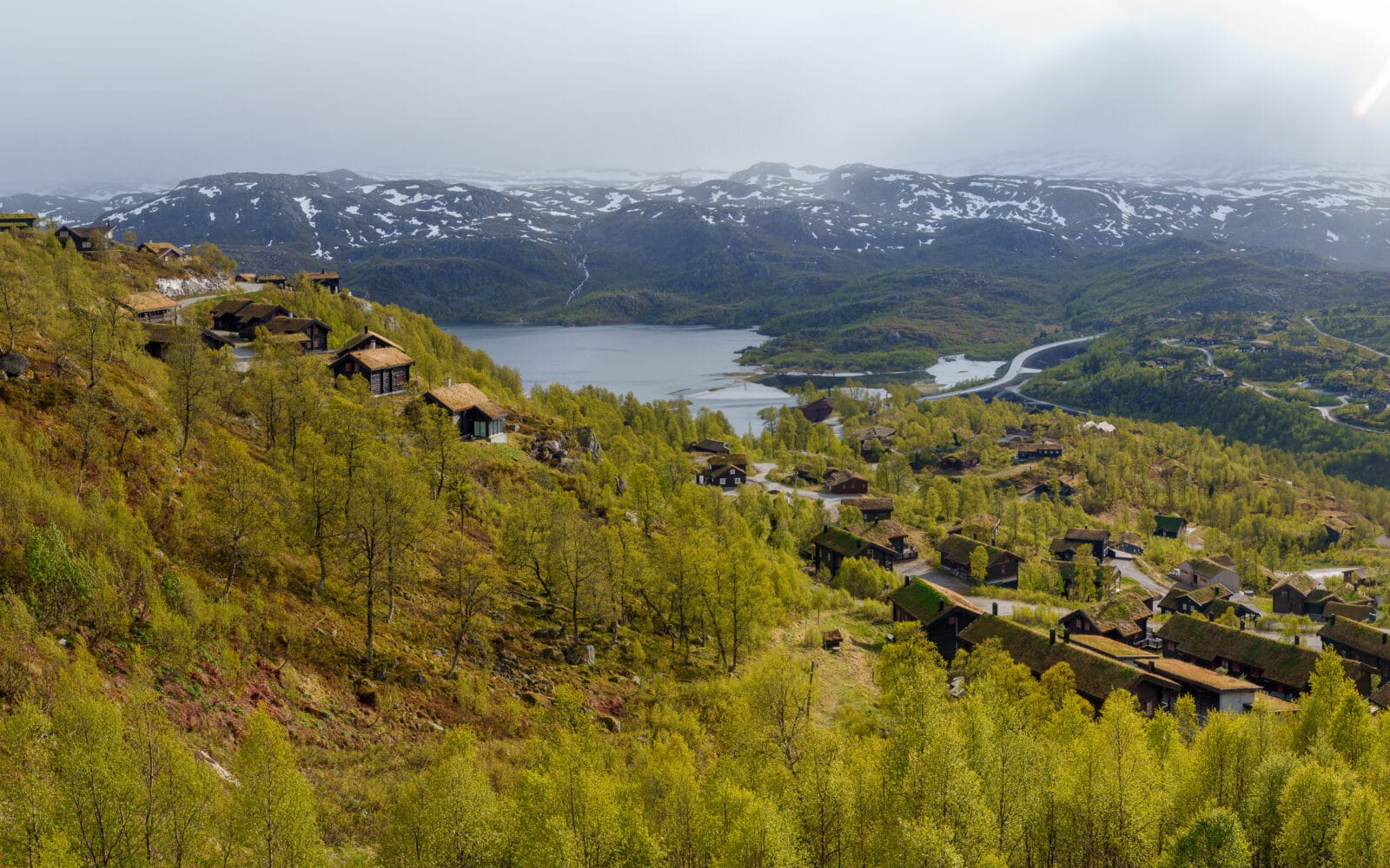 Hutten in het frisgroene berglandschap bij Vågsli op de Haukelifjell