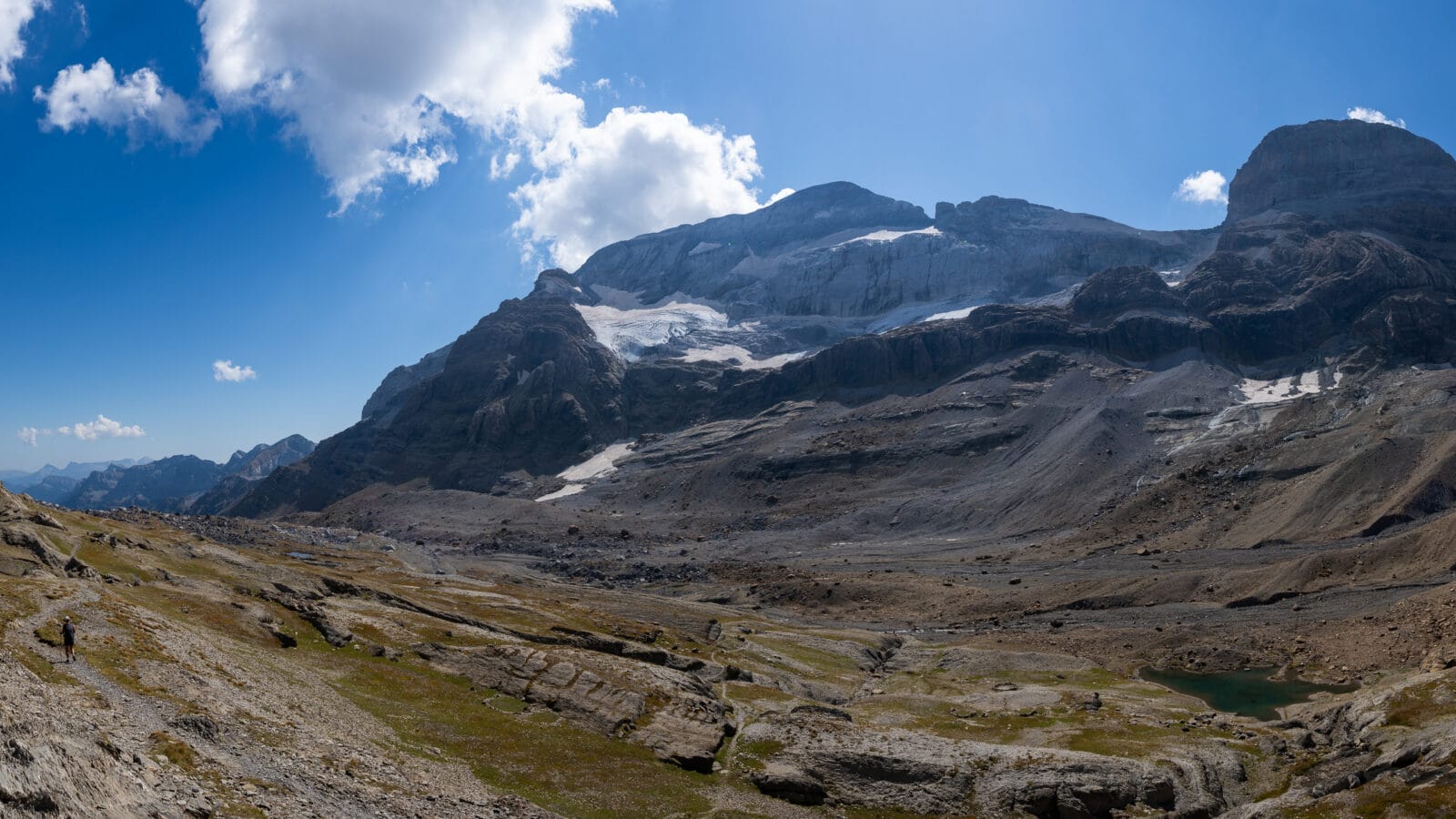 Toppen van de Monte Perdido-groep boven het Balcón de Pineta, Pyreneeën