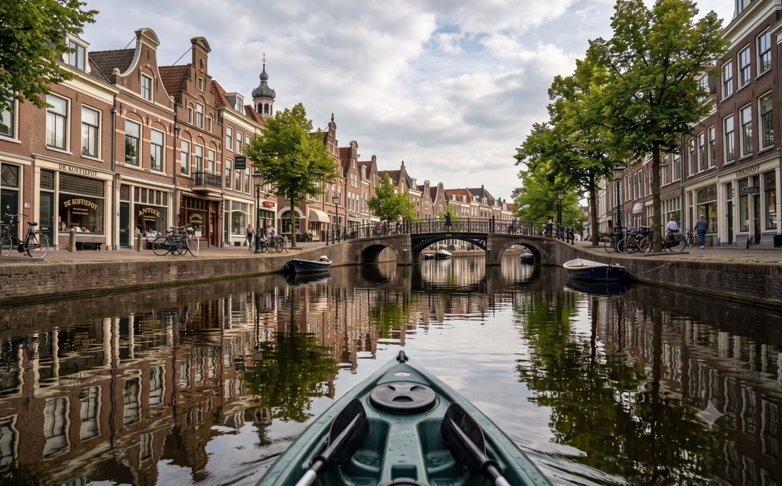 Kajak op een historische gracht in de oude binnenstad van Alkmaar