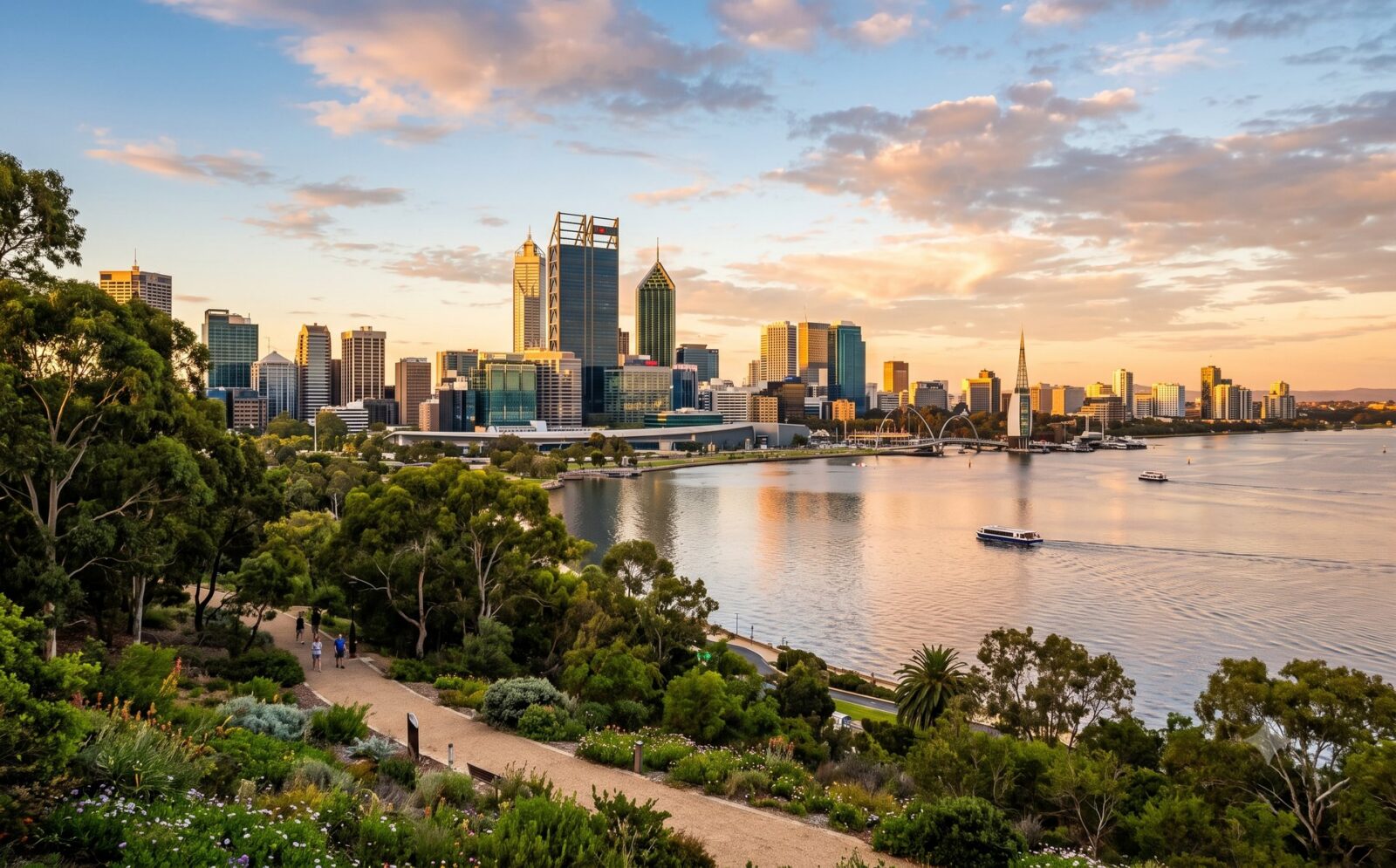 Skyline van Perth aan de Swan River bij gouden avondlicht met het groene Kings Park op de voorgrond