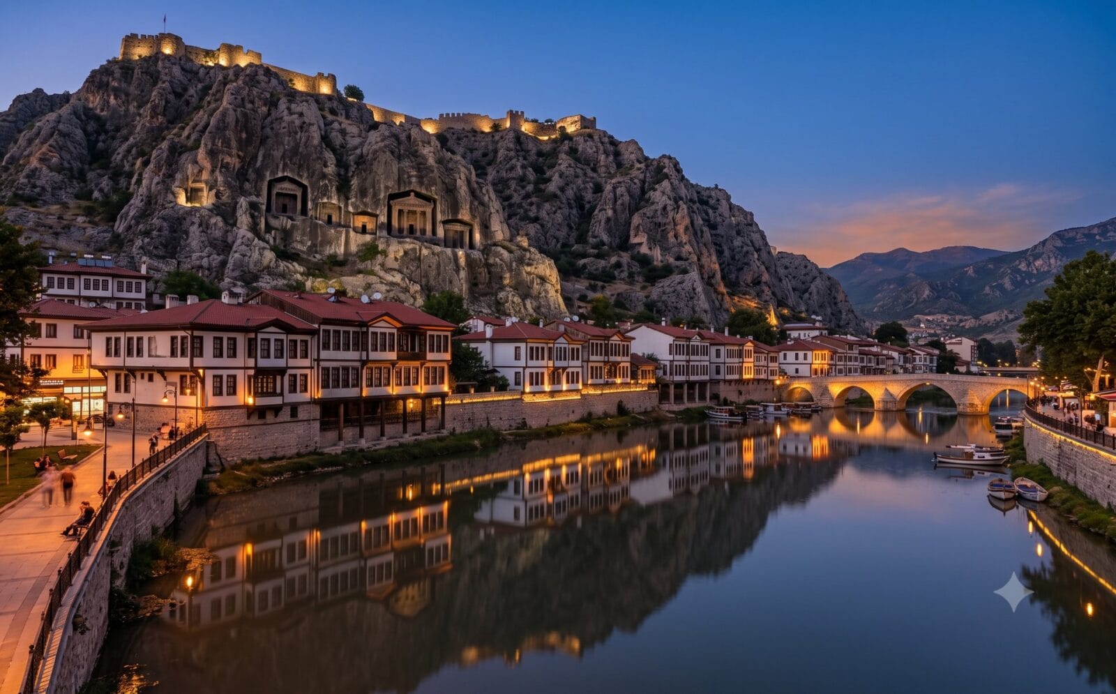 Panorama over Amasya met de rotsgraven van Pontische koningen in de klif boven de Yeşilırmak