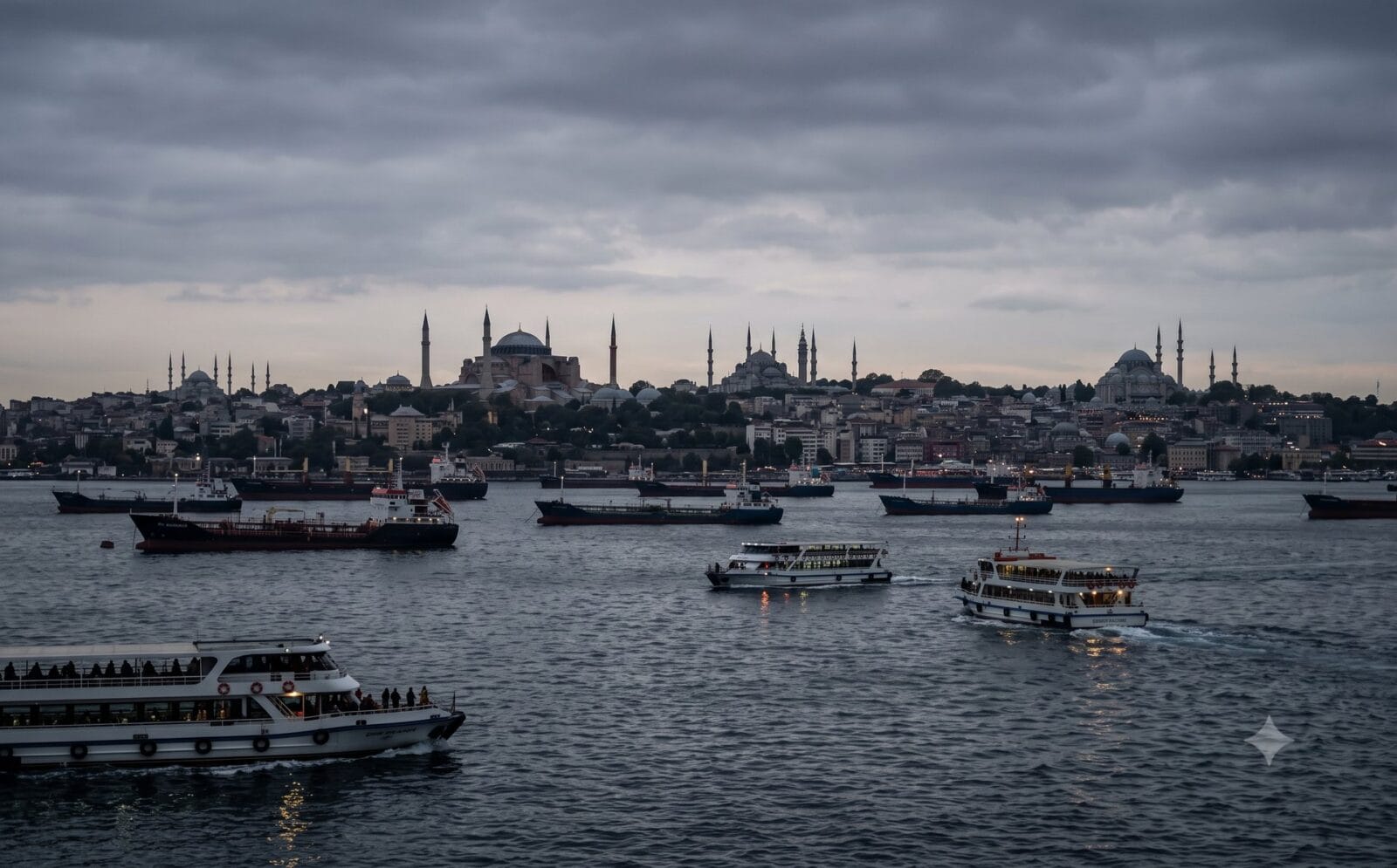Skyline van Istanbul met silhouetten van moskeeën en minaretten boven de Bosporus in het ochtendlicht