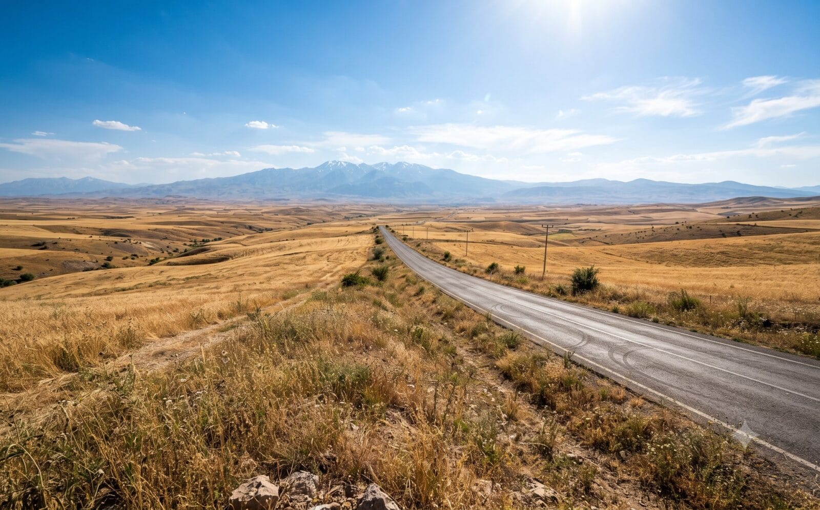Panorama over het uitgestrekte Anatolische plateau met bergketen op de achtergrond
