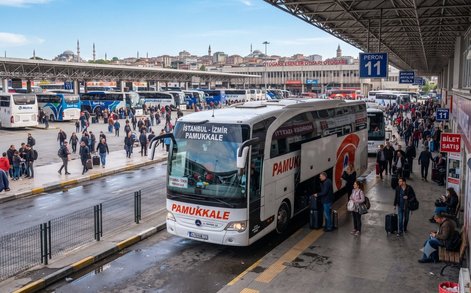 Druk Turks busstation met meerdere intercity-coaches en wachtende reizigers