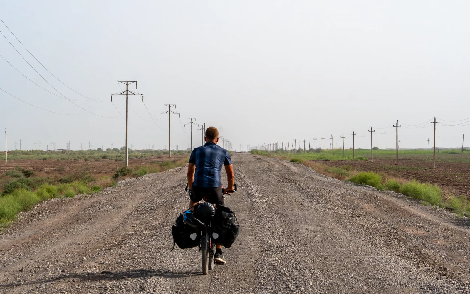 Bepakte reisfiets op de opgebroken weg tussen Sarakhs en Mary in Turkmenistan