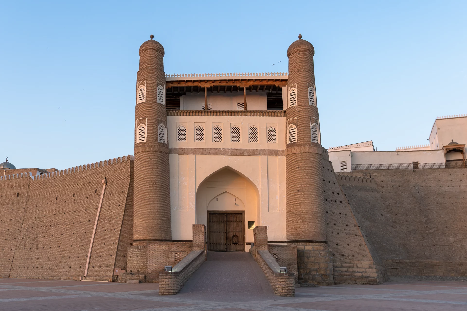 De dubbele torenpoort van de Ark, de citadel van Buchara, in avondlicht