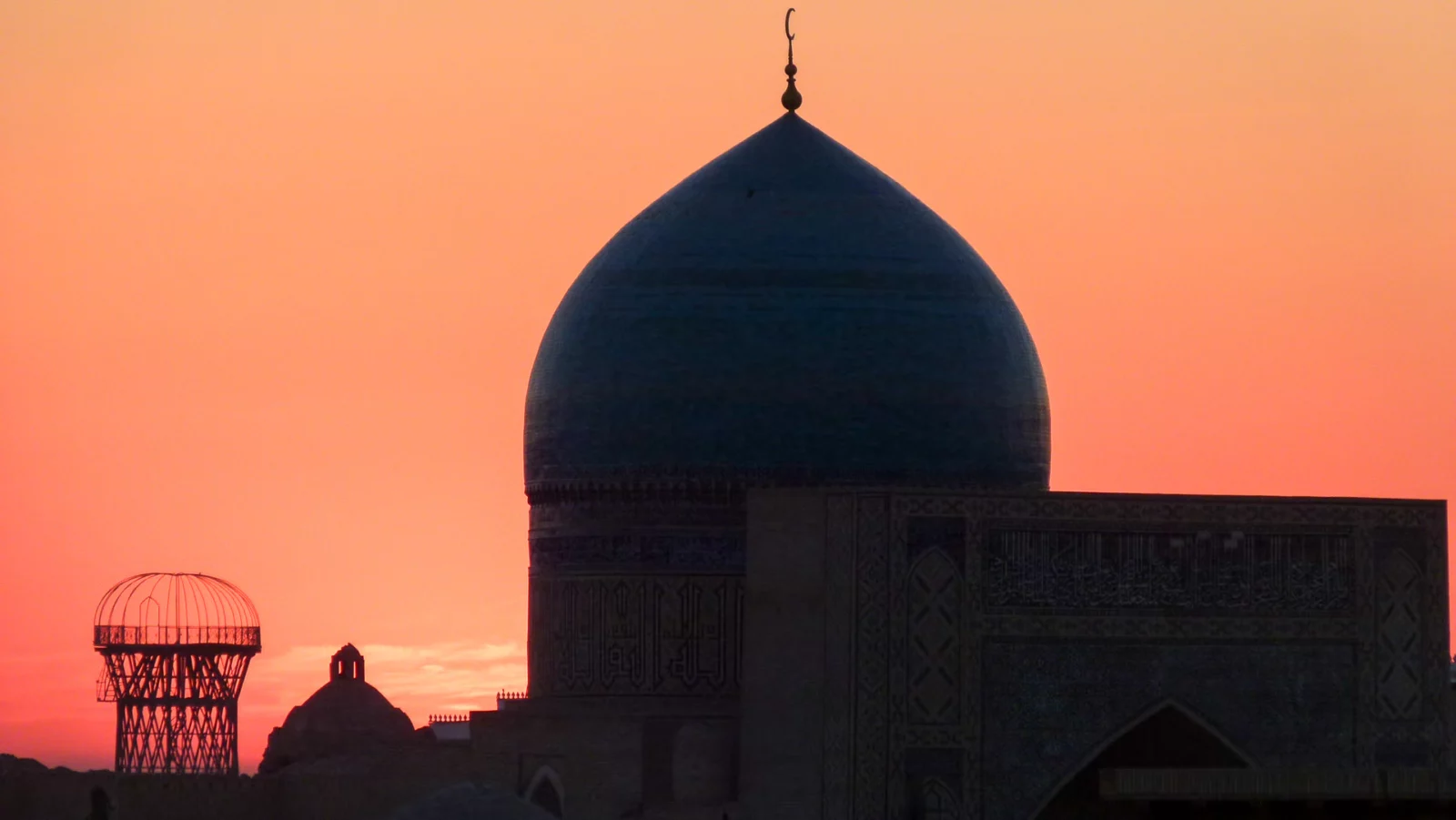 Silhouet van een koepel in Buchara bij zonsondergang