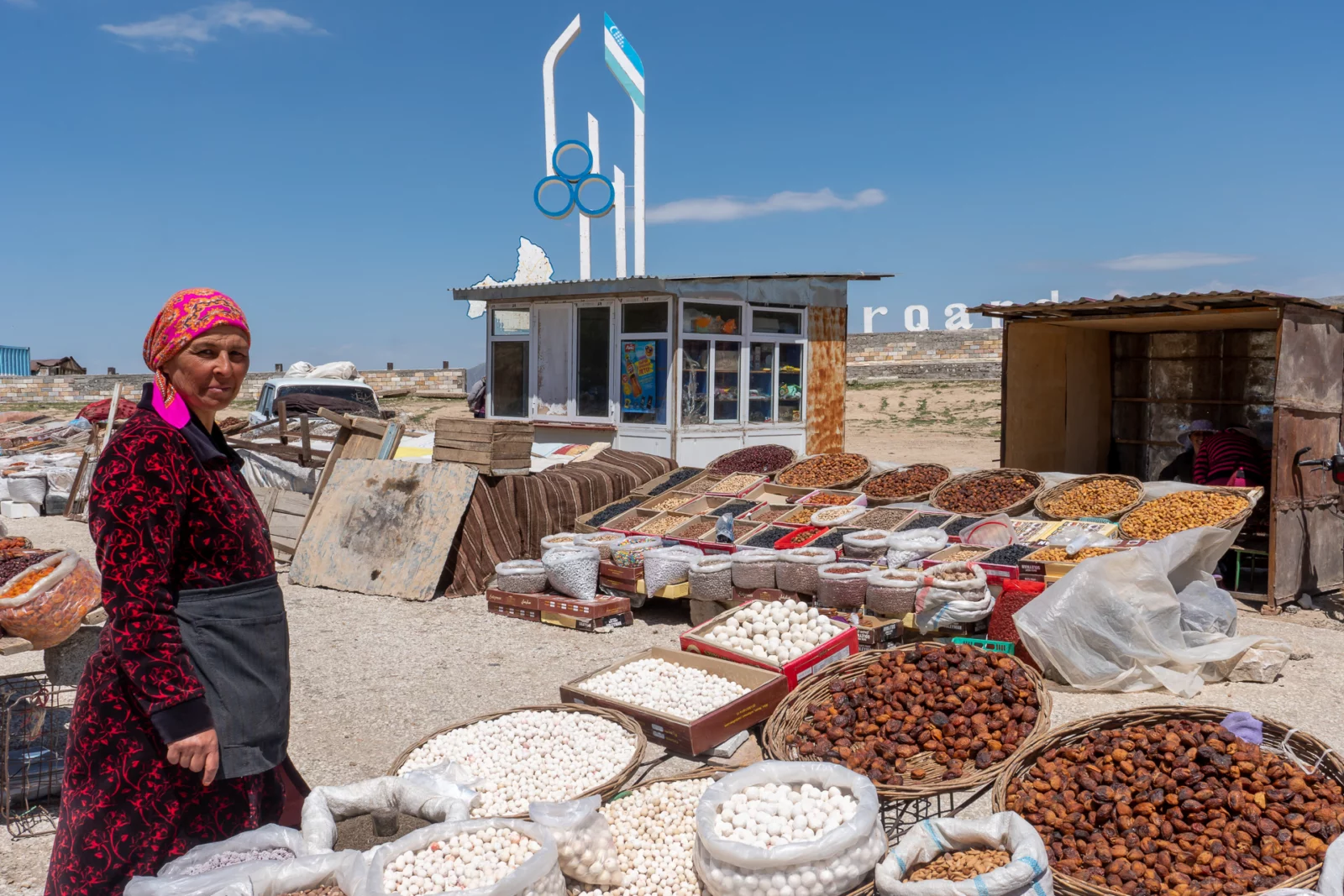 Kraampjes met noten en gedroogd fruit langs de Takhtakaracha-pas in Oezbekistan
