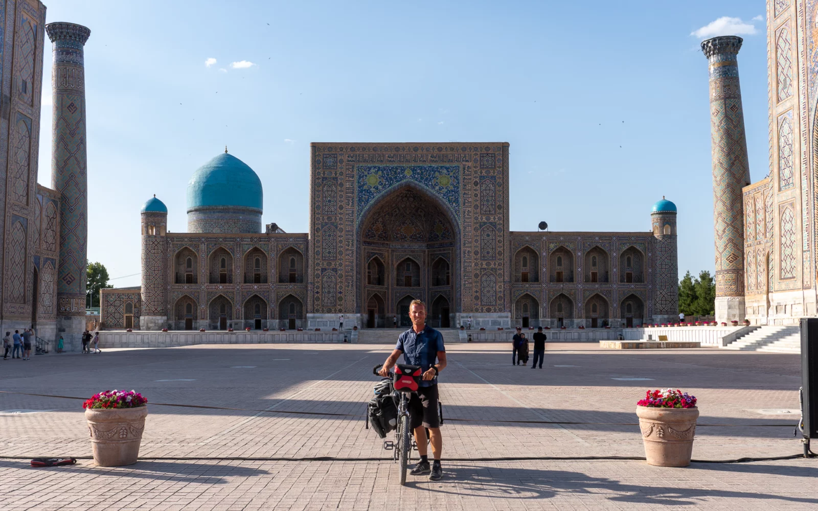 Bepakte reisfiets op het lege Registan-plein in Samarkand