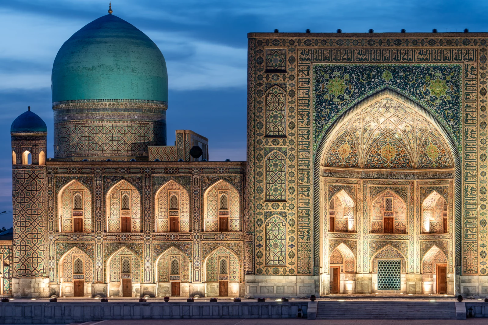 De koepel van de Sher-Dor-medresse in Samarkand tegen een blauwe avondlucht