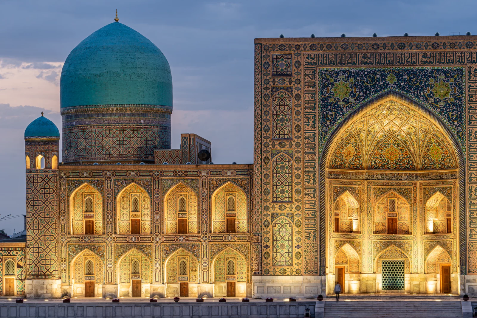 De uitgelichte Tilya-Kori-medresse op het Registan tijdens het blauwe uur