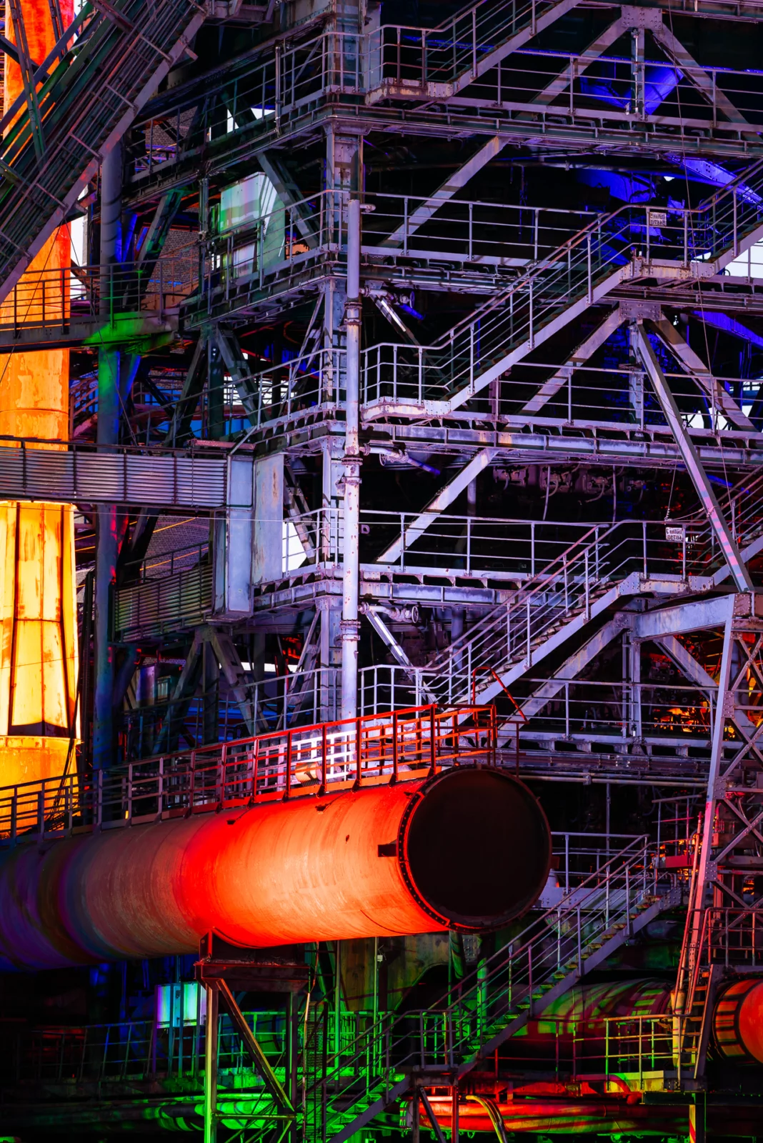 Duisburg – Verlichte staalconstructie bij nacht in Landschaftspark Duisburg-Nord