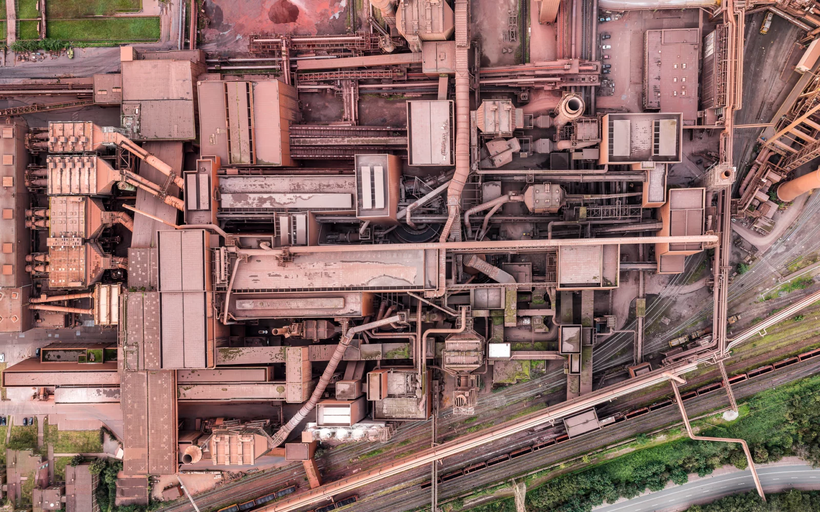 Duisburg – Avondpanorama van de Thyssenkrupp-staalfabriek aan de Rijn, vanuit de lucht