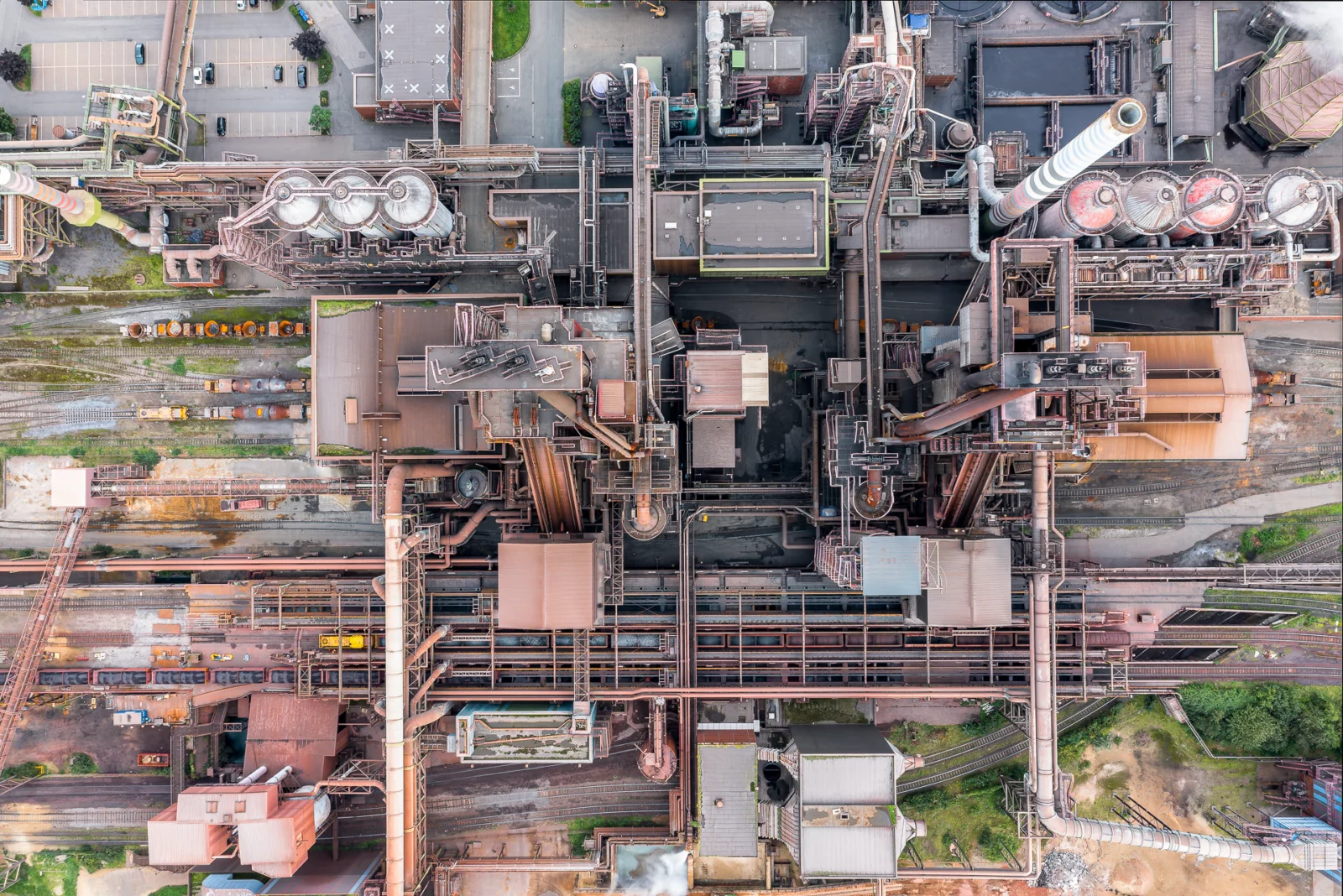 Duisburg – Spoorlijnen en schoorstenen bij de Thyssenkrupp-staalfabriek, vanuit de lucht