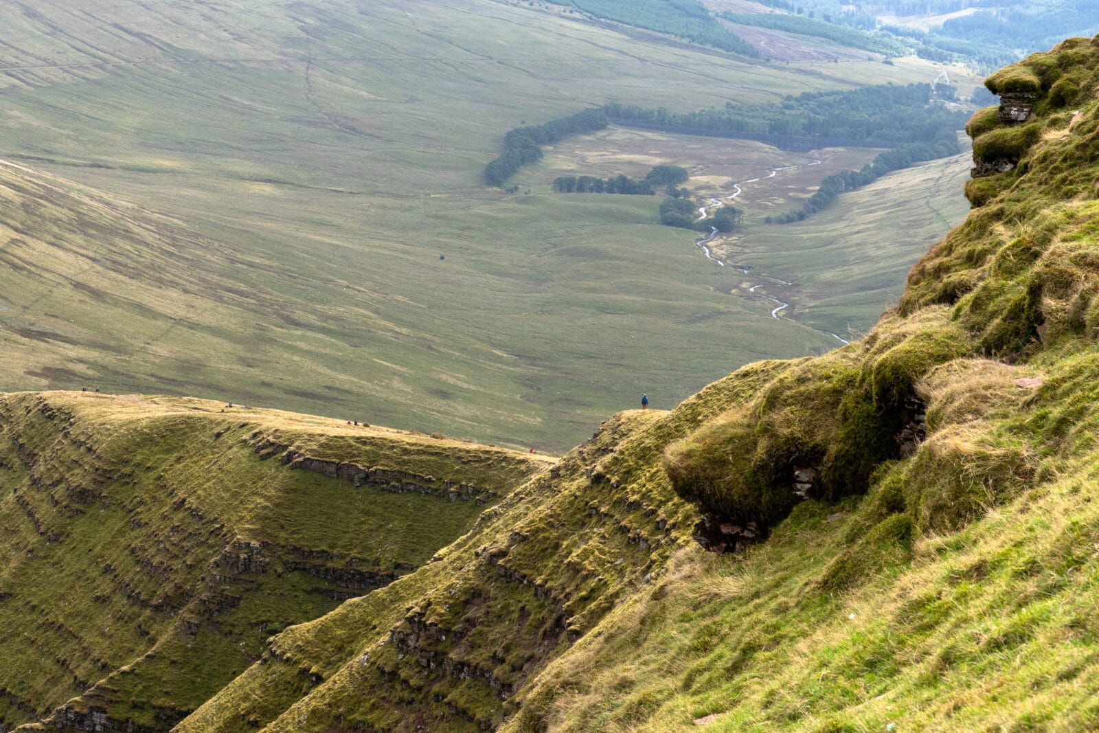 Wales, Bannau Brycheiniog – Wandelaar op de gelaagde graat boven het dal
