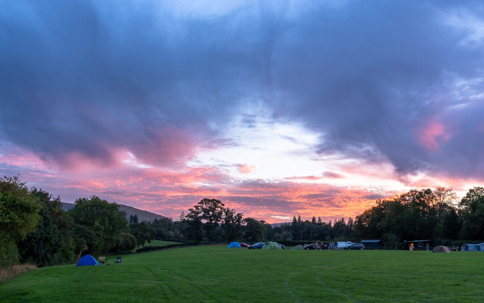 Wales, Brecon – Zonsondergang boven de kampeerweide met tenten aan Ffrwdgrech Road