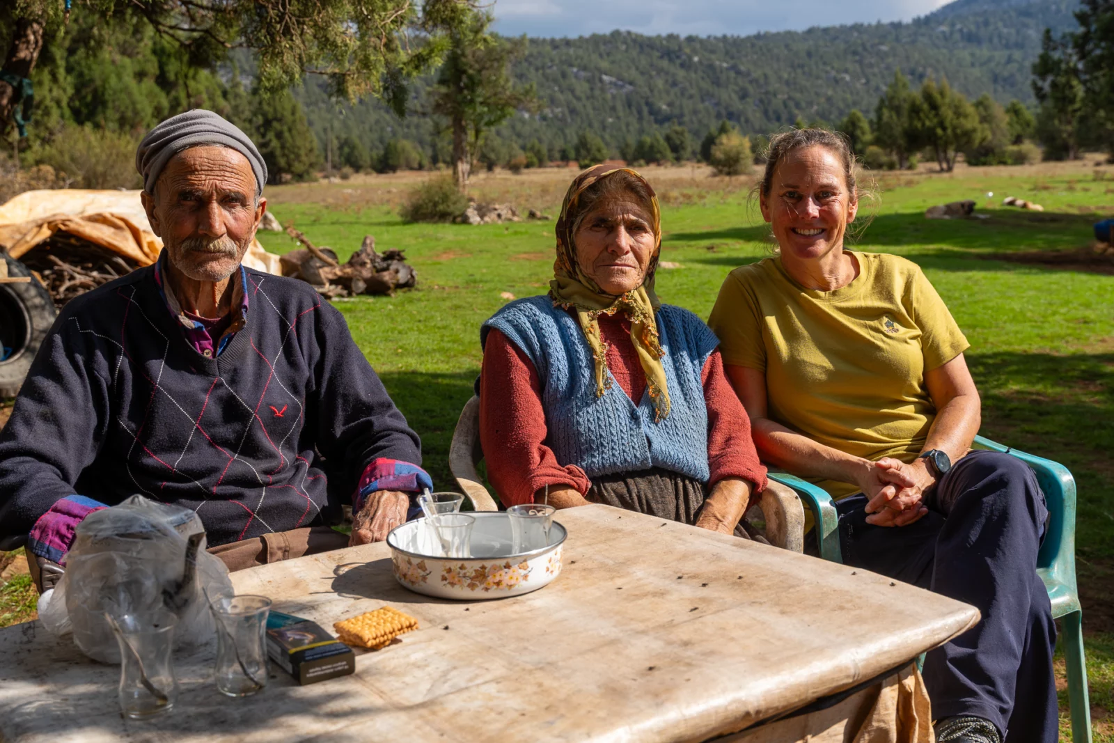 Glaasjes thee bij een herdersechtpaar in hun kamp in de bergen op de St Paul Trail bij Serpil, Turkije