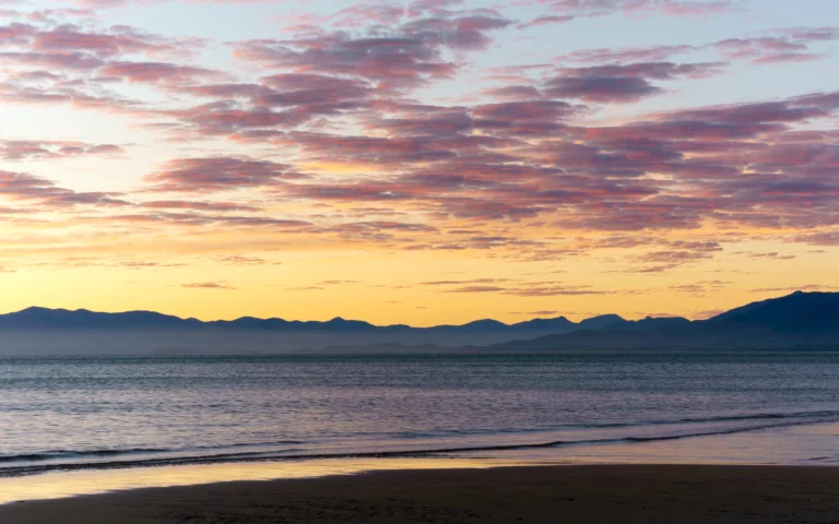 Avondlucht boven Golden Bay bij Pakawau