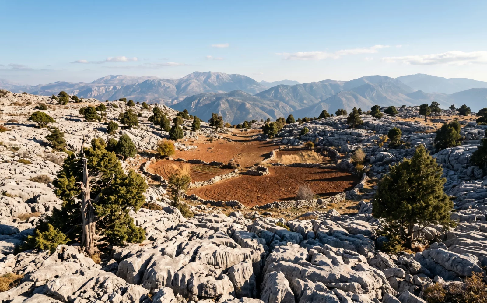 Karstplateau in het westelijke Taurusgebergte met kale kalkrotsen, jeneverbessen en een kom met rode klei
